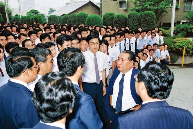 池田先生は、宮城県から勇み集った若人たちの輪の中へ（1982年7月、旧・聖教新聞本社で）。青年を信じ、青年を育て、青年と共に歩んできた