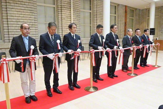開幕式典では、京都市の松井市長（右から4番目）ら代表が記念のテープカットを行った（19日、京都市京セラ美術館で）