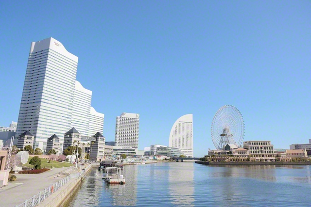 横浜市の人気観光エリア「みなとみらい21」。近代的な建物が立ち並ぶ都会的な景観と、海風が心地よい公園や広場など開放感ある空間が調和し、多くの人でにぎわっている