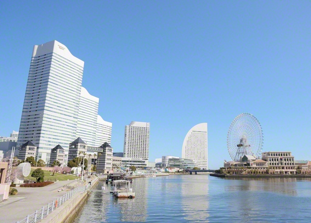 横浜市の人気観光エリア「みなとみらい21」。近代的な建物が立ち並ぶ都会的な景観と、海風が心地よい公園や広場など開放感ある空間が調和し、多くの人でにぎわっている