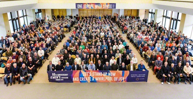 広布に生きる歓喜に満ちた欧州壮年部総会。イタリアの友が民謡を歌い、場内を盛り上げる一幕も（7日、トレッツ欧州創価仏教センターで）