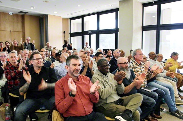 社会と地域の「黄金柱」として立つ！――欧州壮年部の友が師弟共戦の心にあふれて（同）