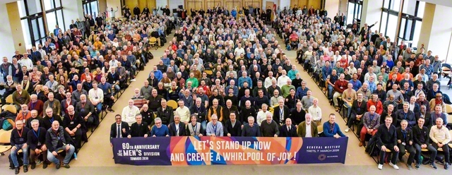 広布に生きる歓喜に満ちた欧州壮年部総会。イタリアの友が民謡を歌い、場内を盛り上げる一幕も（7日、トレッツ欧州創価仏教センターで）