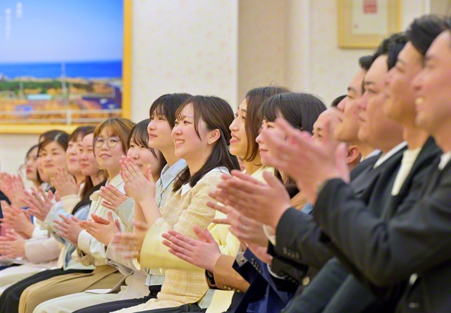 広布前進の対話の息吹にあふれた関東総会。「関東こそ『創価の柱』であり、『学会の要』」――師の万感の期待を胸に、広布後継を誓う青年たちの瞳が輝いた（15日、水戸市の茨城文化会館で）