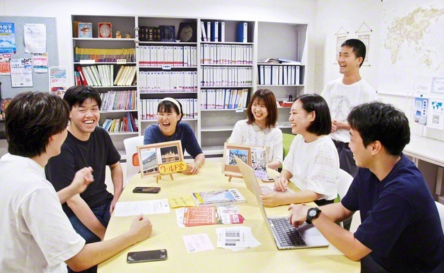 創大に設置された留学情報ステーションでは、学生団体「創価大学ワールド会」のメンバーが、留学を目指す後輩の相談に親身に応じている