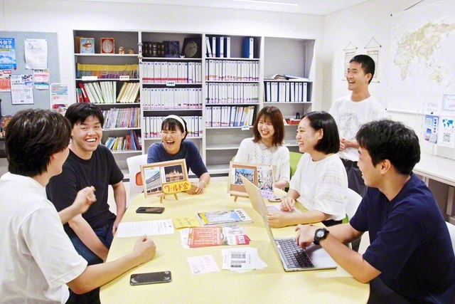 創大に設置された留学情報ステーションでは、学生団体「創価大学ワールド会」のメンバーが、留学を目指す後輩の相談に親身に応じている