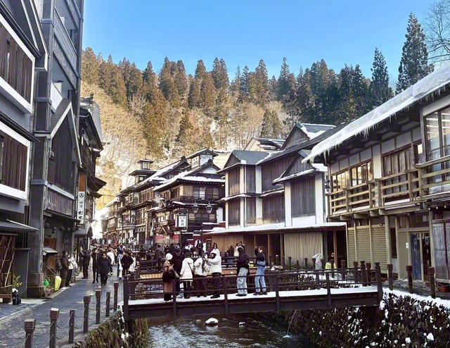 国内外の観光客でにぎわう銀山温泉。足湯や共同浴場もあり、日帰り客も自慢の温泉を楽しめる。近くには、かつての銀山の面影を感じられる銀坑洞や高さ22メートルの白銀の滝なども