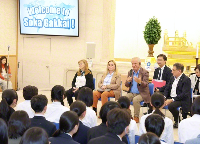 「平和のためにできることは？」など、未来部員の質問に答えるネグレティ学術所長（世界聖教会館内の言論会館で）