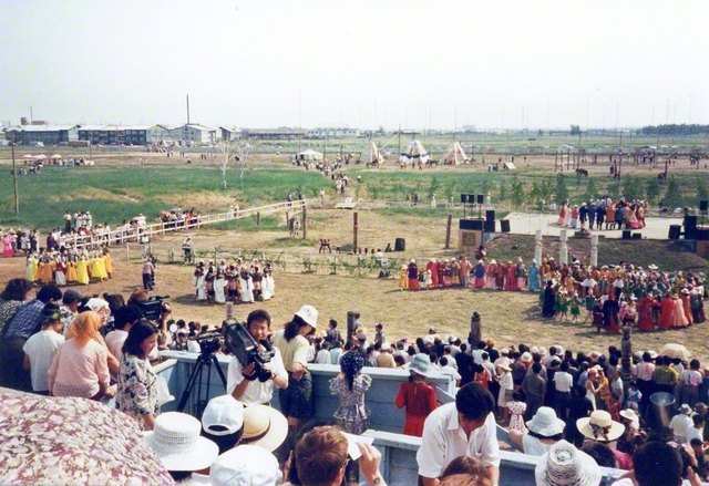 夏至の頃に開催されるサハの馬乳酒祭り（山下さん撮影）