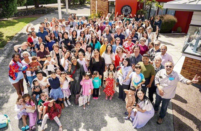 ニュージーランド文化会館で行われた広宣流布勤行会の参加者が記念のカメラに（1日）