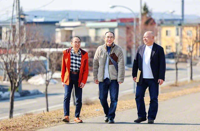 孤独・孤立に苦しむ人が増える社会にあって、後藤将伸さん㊥を支えたのは、温かな「学会家族の絆」だった（北海道帯広市で）