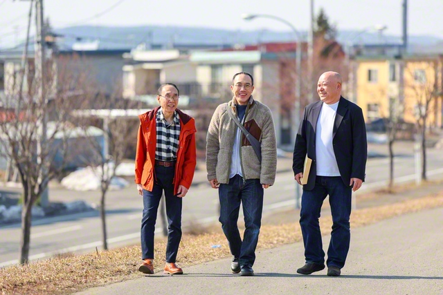 孤独・孤立に苦しむ人が増える社会にあって、後藤将伸さん㊥を支えたのは、温かな「学会家族の絆」だった（北海道帯広市で）