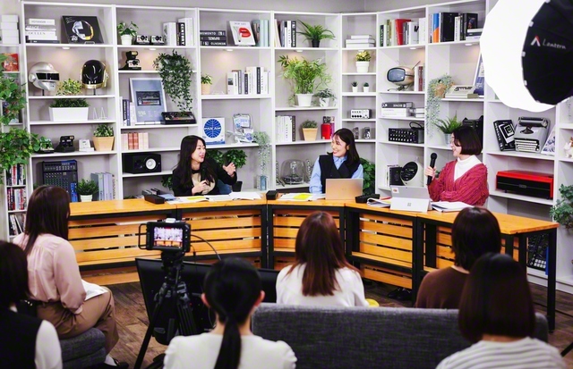 「恋愛」をテーマに行われた“イドバタ会議”の模様。「攻めた企画に呼んでいただき、ありがとうございます」と富永さん