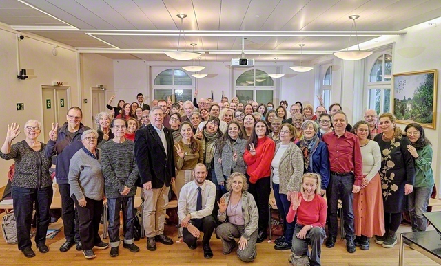 異体同心の団結が光るスイスの友。幹部会では欧州の愛唱歌「One　Step　for　Peace（平和への一歩）」を合唱した（スイス池田平和文化会館で）