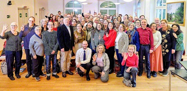 異体同心の団結が光るスイスの友。幹部会では欧州の愛唱歌「One　Step　for　Peace（平和への一歩）」を合唱した（スイス池田平和文化会館で）