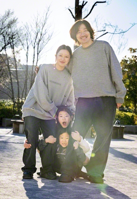 「元気過ぎる」一藁さん家族は、今も笑顔が絶えない（上から夫・竜さん、一藁さん、長女・咲茉さん、次女・虹湖さん）