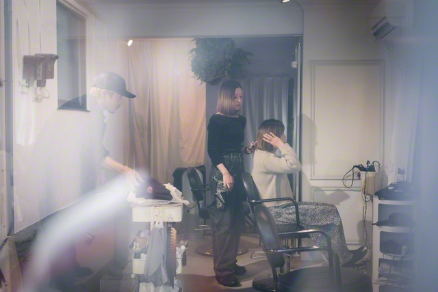 一藁さん自身、かつてはくせ毛に悩んだ一人という。「悲しい顔では帰さない」と、自ら営む美容院で目の前のお客に尽くし抜く