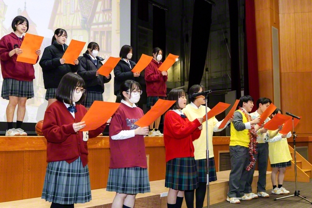 ドイツ語クラスのメンバーは人々の幸せを願う心を込めて合唱した