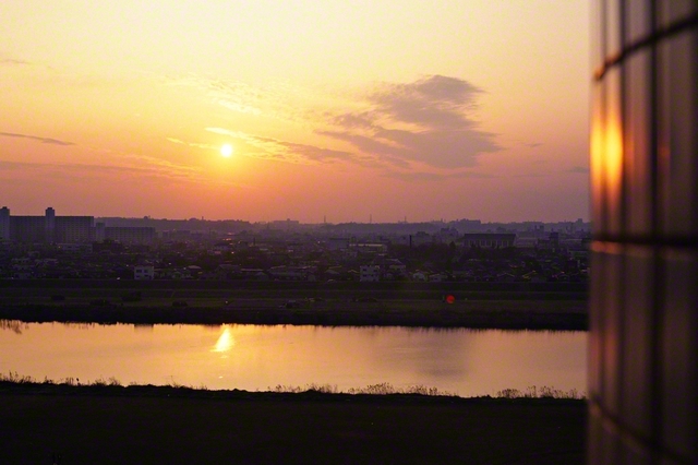 1992年1月2日。この日、64歳の誕生日を迎えた池田先生が大田池田文化会館へ。夕刻、黄金に染まる空を撮影した。若き日、一日の活動を終えて、詩を口ずさみ、星を眺めた多摩川の土手。夕日を映す水面が、美しく揺れていた