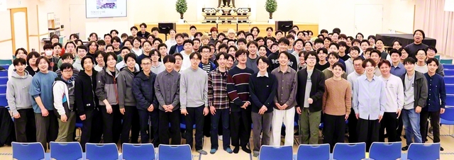 第2総東京の学生部員が決意を込めて（府中文化会館で）