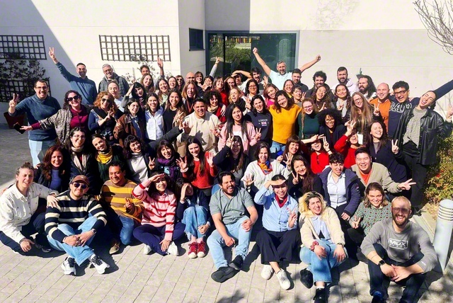 常勝の誓いみなぎるスペイン青年部。研修会の最後に同国青年部の愛唱歌を皆で合唱した（2月22日、スペイン文化会館で）