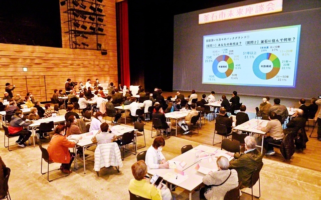 釜石市内で行われた未来座談会。釜石民謡クラブがゲスト出演した