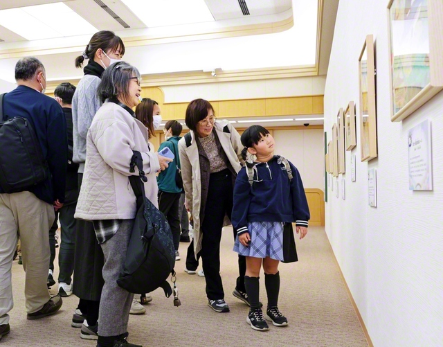 東京・新宿区の創価文化センターで開催中の「少年少女希望絵画展」。日常の模様などを生き生きと描いた子どもたちの力作が並ぶ