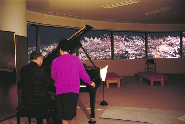 恩師が愛した桜に抱かれた故郷・大田の地に、ピアノの音色が優しく響く。1993年4月2日、池田先生が大田池田文化会館へ。「創価学生写真展」などを見学した後、美しく咲き誇る夜桜を見つめた