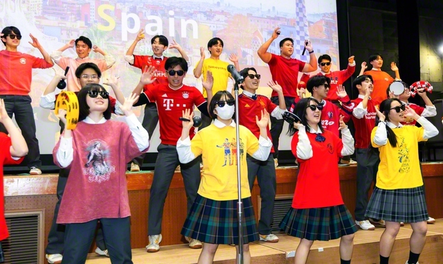 スペイン語クラスは、情熱的な合唱とダンスを披露