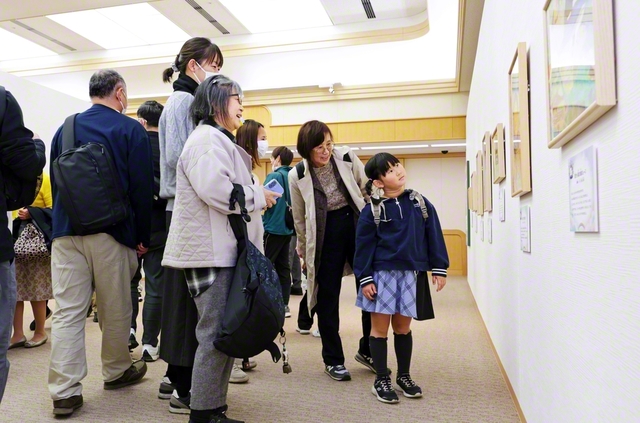 東京・新宿区の創価文化センターで開催中の「少年少女希望絵画展」。日常の模様などを生き生きと描いた子どもたちの力作が並ぶ