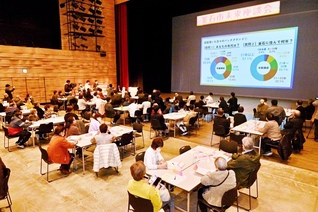 釜石市内で行われた未来座談会。釜石民謡クラブがゲスト出演した