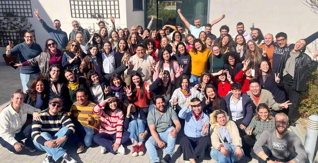 常勝の誓いみなぎるスペイン青年部。研修会の最後に同国青年部の愛唱歌を皆で合唱した（2月22日、スペイン文化会館で）