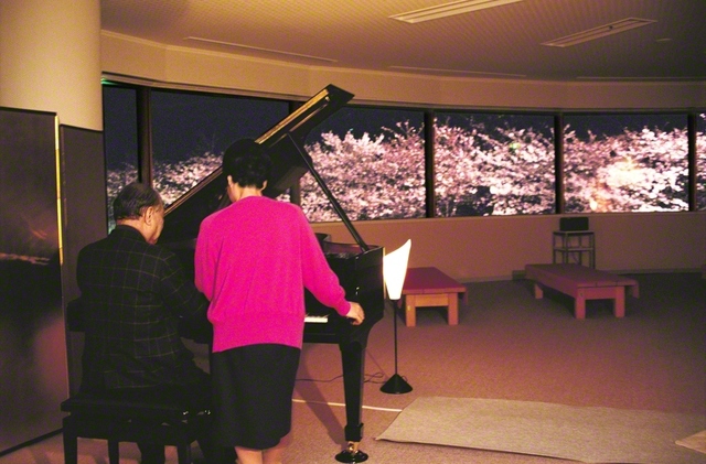 恩師が愛した桜に抱かれた故郷・大田の地に、ピアノの音色が優しく響く。1993年4月2日、池田先生が大田池田文化会館へ。「創価学生写真展」などを見学した後、美しく咲き誇る夜桜を見つめた