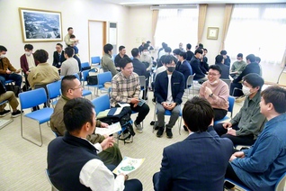 総秋田男子部の大会では、グループディスカッションも行われ、各自の挑戦について語り合った（29日、秋田文化会館で）