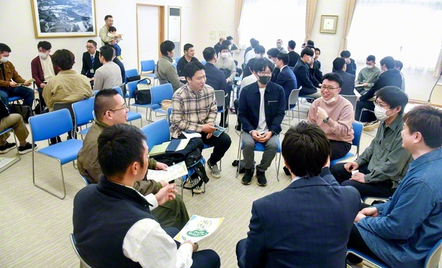 【秋田】総秋田男子部の大会では、グループディスカッションも行われ、各自の挑戦について語り合った（29日、秋田文化会館で）