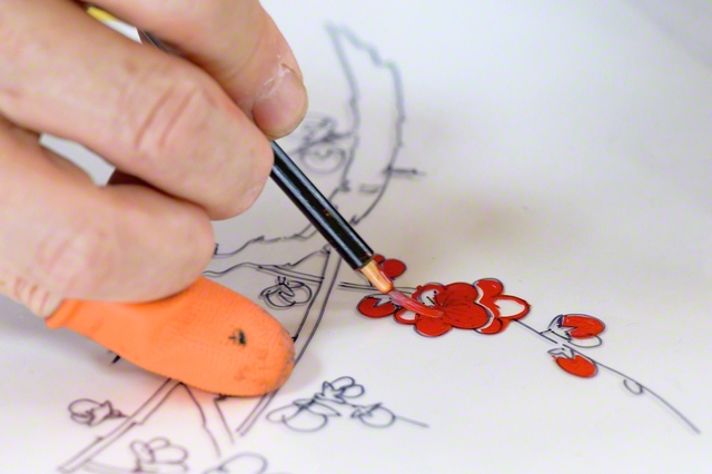 色味を何度も確かめて、透明なアクリル板に朱色の漆で梅を描いていく。雅号は「勝峯（しょうほう）」。試行錯誤の作業が続く