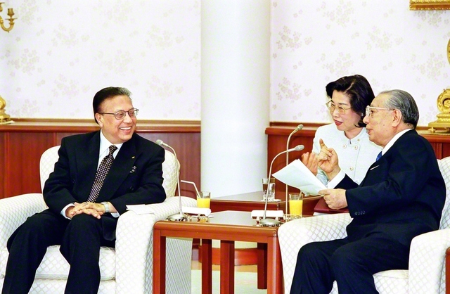 2003年3月、東京・八王子の創価大学でチョウドリ国連事務次長（当時）と会談する池田先生。「ともに手を携え、この地球上に、何ものにも揺るがぬ『平和の文化』を築いていきましょう」と語りかけた