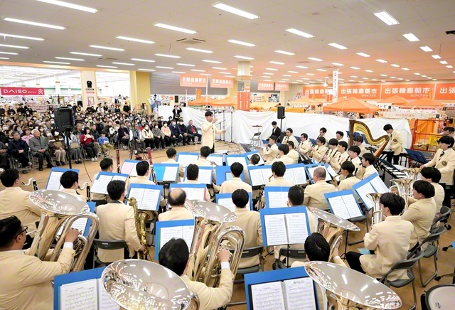 福光の春を彩る関西吹奏楽団の「希望の絆」コンサート。ときおり、来場者から「ありがとう！」「ブラボー！」など感激の声が。石川総県の表川総県長があいさつした（29日、石川・輪島市のワイプラザ輪島店で）