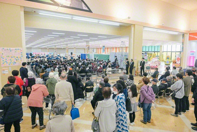 大盛況となった「希望の絆」コンサート。にぎやかな音色を聞きつけて立ち寄る買い物客の姿も（29日、ワイプラザ輪島店で）