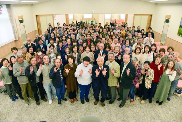 東長岡本部の友が記念のカメラに（同）