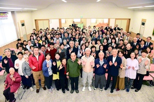 新宝城の完成に喜びあふれる長岡本部の友（29日）