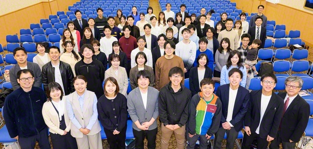 首都圏の青年教育者らが記念のカメラに。「子どもの幸福」に尽くす聖業に携わる誇りを胸に！（29日、世界聖教会館で）