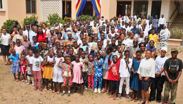 ガーナ・クパンドで行われた勤行会の参加者が笑顔で（2月1日）