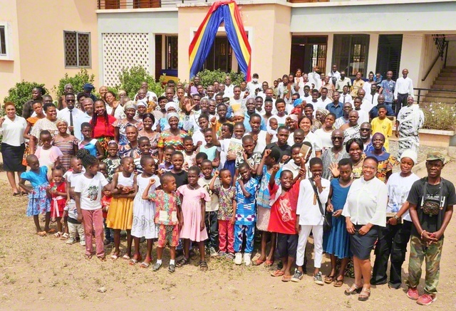 ガーナ・クパンドで行われた勤行会の参加者が笑顔で（2月1日）