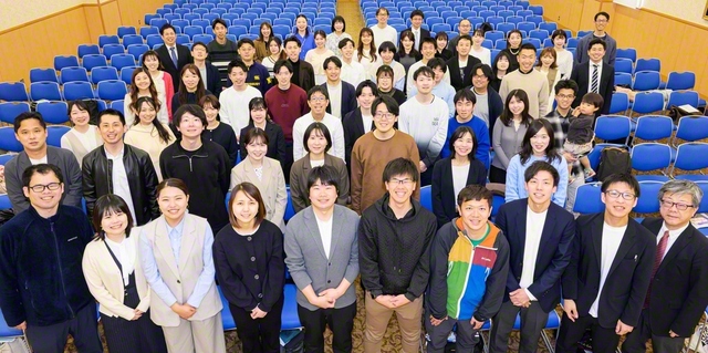 首都圏の青年教育者らが記念のカメラに。「子どもの幸福」に尽くす聖業に携わる誇りを胸に！（29日、世界聖教会館で）