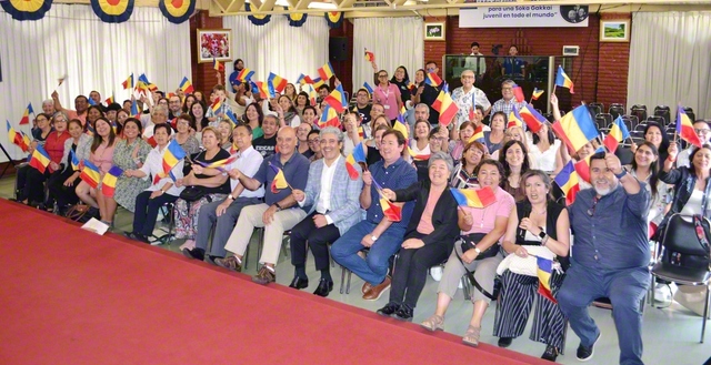 【チリ】池田先生の訪問33周年を慶祝するチリSGIの勤行会。広布誓願に燃える友が記念のカメラに納まった（チリ文化会館で）