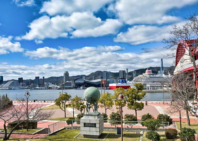 クルーズ客船が行き交う兵庫の神戸港（神戸市中央区）＝兵庫・萩原照満通信員