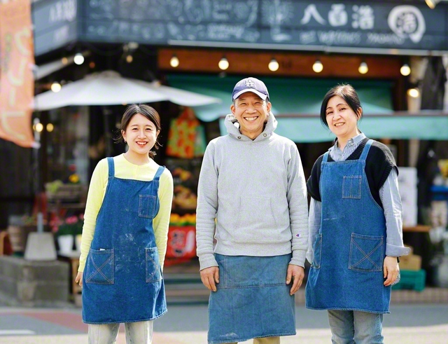 一緒に働く3人で。彩り豊かな八百屋には、店に負けぬ明るさの下川さんがいる（左から長女・葉奈さん、下川さん、妻・昭子さん）