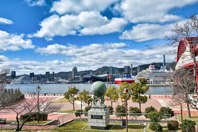 クルーズ客船が行き交う兵庫の神戸港（神戸市中央区）＝兵庫・萩原照満通信員