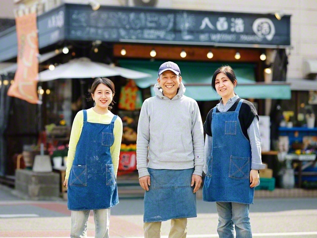 一緒に働く3人で。彩り豊かな八百屋には、店に負けぬ明るさの下川さんがいる（左から長女・葉奈さん、下川さん、妻・昭子さん）